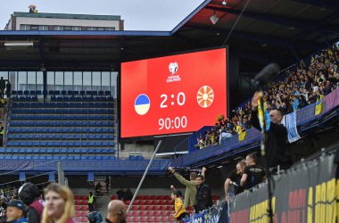 Prag, Çek Cumhuriyeti - 14 Ekim 2023: Prag 'daki Epet Arena' nın elektronik skorbordunda görülen UEFA EURO 2024 eleme maçının final skoru. Ukrayna 2-0 kazandı