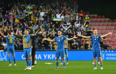 Prag, Çek Cumhuriyeti - 14 Ekim 2023: Ukraynalı oyuncular Prag 'daki Epet Arena' da oynanan UEFA EURO 2024 ön eleme maçı sonrasında taraftarlara teşekkür etti. Ukrayna 2-0 kazandı
