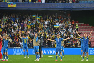 Prag, Çek Cumhuriyeti - 14 Ekim 2023: Ukraynalı oyuncular Prag 'daki Epet Arena' da oynanan UEFA EURO 2024 ön eleme maçı sonrasında taraftarlara teşekkür etti. Ukrayna 2-0 kazandı