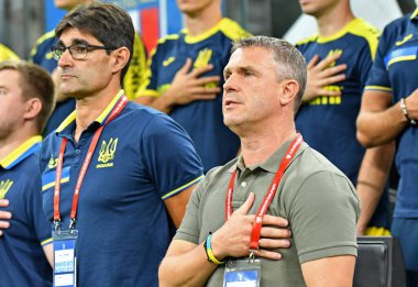 Milan, İtalya - 11 Eylül 2023: Ukrayna teknik direktörü Serhiy Rebrov (R) ve yardımcısı Vicente Gomez, UEFA EURO 2024 ön eleme maçı İtalya-Ukrayna Stadyumu San Siro maçından önce milli marşı dinlediler