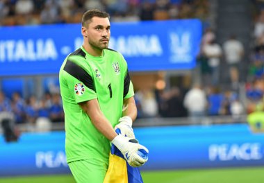 Milan, İtalya - 11 Eylül 2023: Ukrayna kalecisi Georgiy Bushchan UEFA EURO 2024 ön eleme maçı sırasında sahaya çıktı