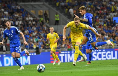 Milan, İtalya - 11 Eylül 2023: Ukraynalı Artem Dovbyk (in Yellow) UEFA EURO 2024 ön eleme maçı sırasında Milano 'daki Stadio San Siro' da İtalya-Ukrayna maçında saldırdı. Ukrayna 1-2 kaybetti