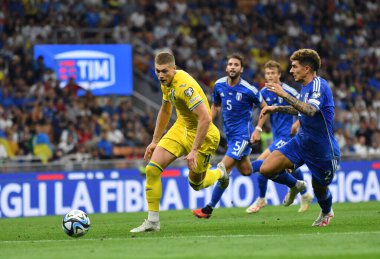 Milan, İtalya - 11 Eylül 2023: Ukraynalı Artem Dovbyk (in Yellow) UEFA EURO 2024 ön eleme maçı sırasında Milano 'daki Stadio San Siro' da İtalya-Ukrayna maçında saldırdı. Ukrayna 1-2 kaybetti