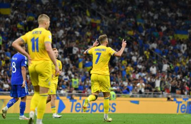 Milan, İtalya - 11 Eylül 2023: Ukraynalı Andriy Yarmolenko, UEFA EURO 2024 ön eleme maçında Milan 'daki Stadio San Siro' da İtalya-Ukrayna maçında gol attıktan sonra tepki gösterdi. Ukrayna 1-2 kaybetti