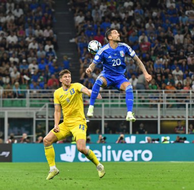 Milan, İtalya - 11 Eylül 2023: Ukraynalı Illia Zabarnyi (L), UEFA EURO 2024 ön eleme maçında İtalyan Mattia Zaccagni ile top için mücadele etmektedir. İtalya 2-1 kazandı.