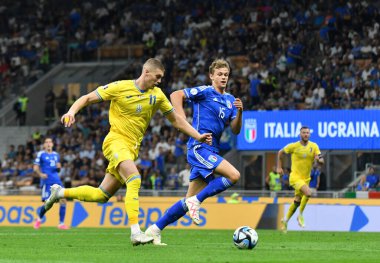 Milan, İtalya - 11 Eylül 2023: Ukraynalı Artem Dovbyk, UEFA EURO 2024 ön eleme maçı sırasında İtalya 'dan Giorgio Scalvini ile bir top için mücadele etmektedir. İtalya 2-1 kazandı.