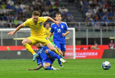 Milan, İtalya - 11 Eylül 2023: Ukraynalı Viktor Tsygankov (in Yellow), UEFA EURO 2024 ön eleme maçında İtalyan Mattia Zaccagni ile bir top için mücadele etti. İtalya 2-1 kazandı.