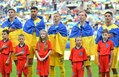 Wroclaw, Polonya - 9 Eylül 2023: Ukrayna Milli Takımı oyuncuları Wroclaw, Polonya 'daki Tarczynski Arena' da UEFA EURO 2024 eleme maçı öncesinde ulusal marşı dinlediler