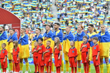 Wroclaw, Polonya - 9 Eylül 2023: Ukrayna Milli Takımı oyuncuları Wroclaw, Polonya 'daki Tarczynski Arena' da UEFA EURO 2024 eleme maçı öncesinde ulusal marşı dinlediler