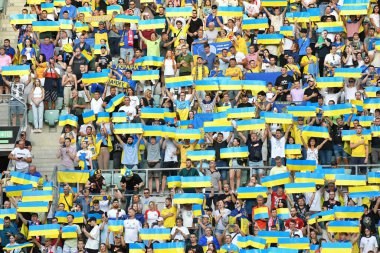 Wroclaw, Polonya - 9 Eylül 2023: Ukraynalı destekçiler Wroclaw, Polonya 'daki Tarczynski Arena' da oynanan UEFA EURO 2024 ön eleme maçı sırasında desteklerini gösterdiler