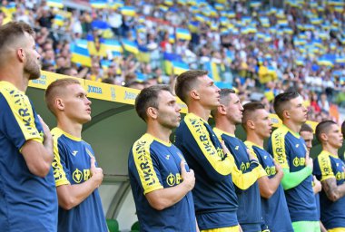 Wroclaw, Polonya - 9 Eylül 2023: Ukrayna Milli Takımı oyuncuları Wroclaw, Polonya 'daki Tarczynski Arena' da UEFA EURO 2024 eleme maçı öncesinde ulusal marşı dinlediler