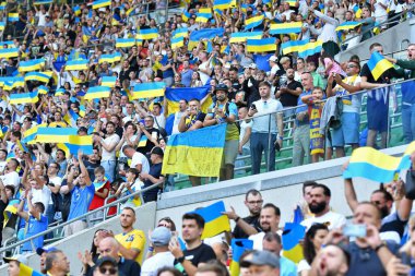 Wroclaw, Polonya - 9 Eylül 2023: Ukraynalı destekçiler Wroclaw, Polonya 'daki Tarczynski Arena' da oynanan UEFA EURO 2024 ön eleme maçı sırasında desteklerini gösterdiler