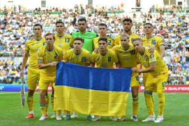 Wroclaw, Polonya - 9 Eylül 2023: Ukrayna Milli Takımı oyuncuları, Wroclaw, Polonya 'daki Tarczynski Arena' da oynanan UEFA EURO 2024 ön eleme maçı öncesinde grup fotoğrafı için poz verdiler
