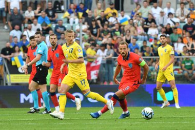 Wroclaw, Polonya - 9 Eylül 2023: Ukraynalı Oleksandr Zinchenko (# 17), Tarczynski Arena 'da oynanan UEFA 2024 ön eleme maçı sırasında İngiliz Harry Kane ile top için mücadele eder. Oyun çizimi 1-1