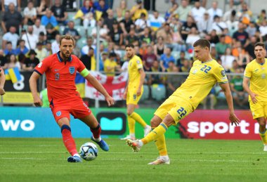 Wroclaw, Polonya - 9 Eylül 2023: Ukraynalı Mykola Matviyenko (R) Tarczynski Arena 'daki UEFA EURO 2024 eleme maçı sırasında İngiltere' li Harry Kane ile top için mücadele etti. Oyun çizimi 1-1