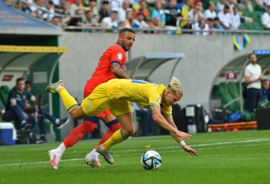 Wroclaw, Polonya - 9 Eylül 2023: Kyle Walker (Kırmızılı) Ukraynalı Mykhailo Mudryk ile Tarczynski Arena 'da oynanan UEFA 2024 ön eleme maçı sırasında top için mücadele eder. Oyun çizimi 1-1