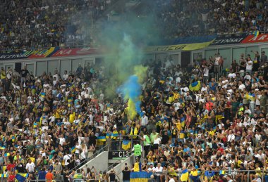 Wroclaw, Polonya - 9 Eylül 2023: Ukraynalı destekçiler Wroclaw, Polonya 'daki Tarczynski Arena' da oynanan UEFA EURO 2024 ön eleme maçı sırasında desteklerini gösterdiler