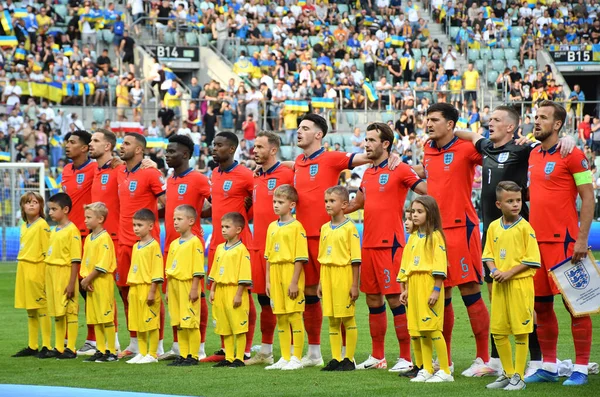 Wroclaw, Polonya - 9 Eylül 2023: İngiltere Milli Takımı, Wroclaw, Polonya 'daki Tarczynski Arena' da oynanan UEFA EURO 2024 ön eleme maçı öncesinde milli marşı dinledi