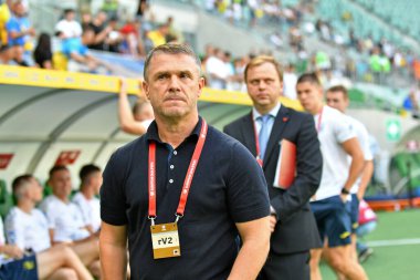 Wroclaw, Polonya - 9 Eylül 2023: Ukrayna teknik direktörü Serhiy Rebrov UEFA EURO 2024 eleme maçı sırasında Polonya 'nın Wroclaw kentindeki Tarczynski Arena' da yürüyor