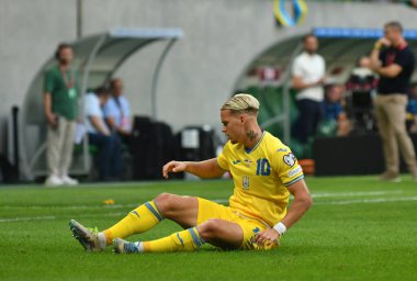 Wroclaw, Polonya - 9 Eylül 2023: Wroclaw 'da oynanan UEFA EURO 2024 ön eleme maçı sırasında Ukrayna' daki Mykhailo Mudryk koltukları Wroclaw 'daki Tarczynski Arena' da oynanmıştır. Oyun çizimi 1-1