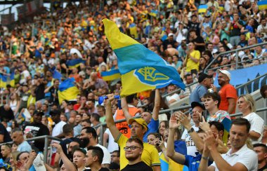 Wroclaw, Polonya - 9 Eylül 2023: Ukraynalı destekçiler Wroclaw, Polonya 'daki Tarczynski Arena' da oynanan UEFA EURO 2024 ön eleme maçı sırasında desteklerini gösterdiler