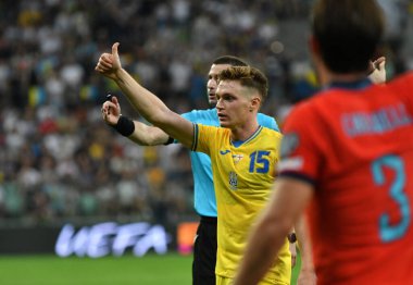 Wroclaw, Polonya - 9 Eylül 2023: Ukraynalı Viktor Tsygankov, Wroclaw 'daki Tarczynski Arena' da oynanan UEFA EURO 2024 ön eleme maçı sırasında başparmağını kaldırdı. Oyun çizimi 1-1