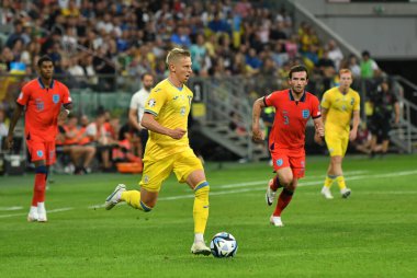 Wroclaw, Polonya - 9 Eylül 2023: Ukraynalı Oleksandr Zinchenko, Wroclaw 'daki Tarczynski Arena' da oynanan UEFA EURO 2024 ön eleme maçı sırasında topu kontrol etmektedir. Oyun çizimi 1-1