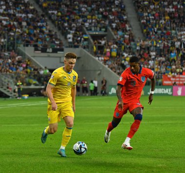 Wroclaw, Polonya - 9 Eylül 2023: Ukraynalı Viktor Tsygankov (L), Tarczynski Arena 'da oynanan UEFA 2024 ön eleme maçı sırasında İngiliz Marcus Rashford ile bir top için mücadele etmektedir. Oyun çizimi 1-1