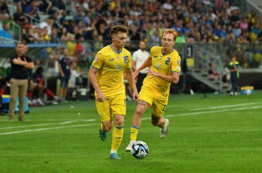 Wroclaw, Polonya - 9 Eylül 2023: Viktor Tsygankov (L) ve Ukraynalı Yukhym Konoplia, Wroclaw 'daki Tarczynski Arena' da oynanan UEFA EURO 2024 ön eleme maçı sırasında topu kontrol ediyorlar