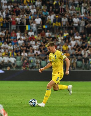 Wroclaw, Polonya - 9 Eylül 2023: Ukraynalı Serhiy Sydorchuk, Wroclaw 'daki Tarczynski Arena' da oynanan UEFA EURO 2024 ön eleme maçı sırasında topu kontrol etmektedir. Oyun çizimi 1-1