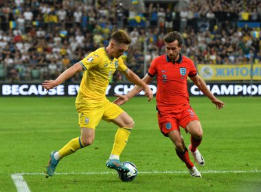 Wroclaw, Polonya - 9 Eylül 2023: Ukraynalı Viktor Tsygankov (L), Tarczynski Arena 'da oynanan UEFA EURO 2024 ön eleme maçı sırasında İngiltere' li Ben Chilwell ile top için mücadele etti. Oyun çizimi 1-1