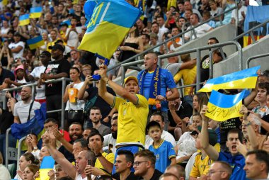 Wroclaw, Polonya - 9 Eylül 2023: Ukraynalı destekçiler Wroclaw, Polonya 'daki Tarczynski Arena' da oynanan UEFA EURO 2024 ön eleme maçı sırasında desteklerini gösterdiler