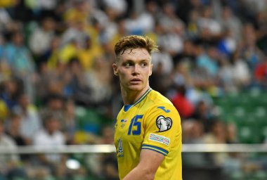 Wroclaw, Polonya - 9 Eylül 2023: UEFA EURO 2024 ön eleme maçı sırasında Wroclaw 'daki Tarczynski Arena' da görülen orta saha oyuncusu Viktor Tsygankov 'un portresi. Oyun çizimi 1-1