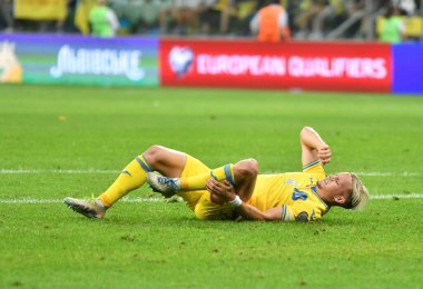 Wroclaw, Polonya - 9 Eylül 2023: Ukraynalı Mykhailo Mudryk, Wroclaw 'daki Tarczynski Arena' da oynanan UEFA EURO 2024 ön eleme maçı sırasında çimlerin üzerinde yatmaktadır. Oyun çizimi 1-1