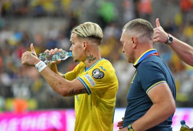 Wroclaw, Polonya - 9 Eylül 2023: Ukraynalı Mykhailo Mudryk, Wroclaw 'daki Tarczynski Arena' da oynanan UEFA EURO 2024 ön eleme maçı sırasında başparmağını kaldırdı. Oyun çizimi 1-1