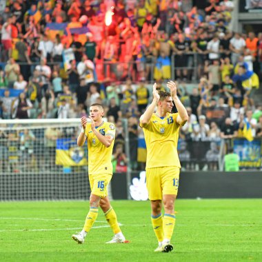 Wroclaw, Polonya - 9 Eylül 2023: Ukraynalı Vitaliy Mykolenko ve Illia Zabarnyi, Wroclaw 'daki Tarczynski Arena' da oynanan UEFA EURO 2024 eleme maçı sonrasında taraftarlarına teşekkür etti. Oyun çizimi 1-1