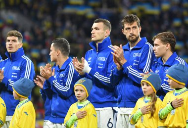 Leverkusen, Almanya - 20 Kasım 2023: İtalya Milli Takımı oyuncuları, UEFA EURO 2024 ön eleme maçı öncesinde Leverkusen, Almanya 'daki BayArena Stadyumu' nda Ukrayna - İtalya 'ya karşı milli marşı dinlediler.