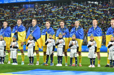 Leverkusen, Almanya - 20 Kasım 2023: Ukrayna Milli Takımı oyuncuları UEFA EURO 2024 ön eleme maçı öncesinde Leverkusen, Almanya 'daki Bayarena Stadyumu' nda Ukrayna 'ya karşı İtalya milli marşını dinlediler