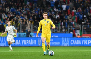 Leverkusen, Almanya - 20 Kasım 2023: Ukraynalı Viktor Tsygankov, UEFA EURO 2024 ön eleme maçı sırasında Leverkusen 'deki Bayarena Stadyumu' nda bir topu kontrol etmektedir. Oyun 0-0 berabere