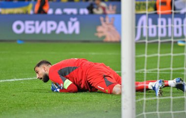 Leverkusen, Almanya - 20 Kasım 2023: İtalya kalecisi Gianluigi Donnarumma UEFA EURO 2024 ön eleme maçında Ukrayna 'ya karşı Leverkusen' deki Bayarena Stadyumu 'nda maç yapıyor. Oyun 0-0 berabere