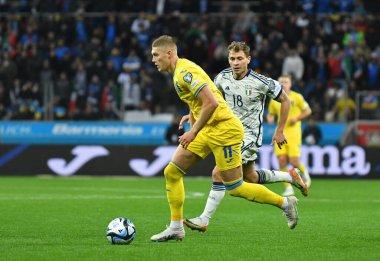 Leverkusen, Almanya - 20 Kasım 2023: UEFA EURO 2024 ön eleme maçı sırasında Leverkusen 'deki Bayarena Stadyumu' nda UEFA saldırıları Artem Dovbyk. Oyun 0-0 berabere
