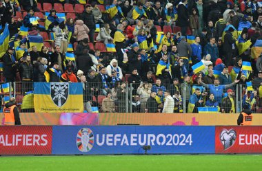 Leverkusen, Almanya - 20 Kasım 2023: Bayena Stadyumu 'nda oynanan UEFA 2024 ön eleme maçı sırasında UEFA' nın elektronik panosunda resmi UEFA EURO 2024 logosu