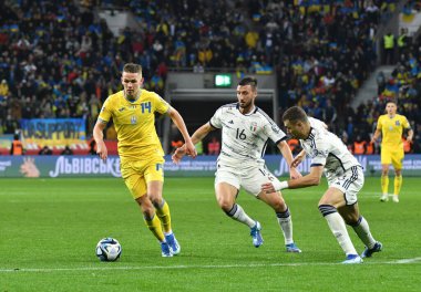 Leverkusen, Almanya - 20 Kasım 2023: Ukraynalı Danylo Sikan, Bayena 'da oynanan UEFA 2024 ön eleme maçında Bryan Cristante ve Alessandro Buongiorno ile top için mücadele ediyor.