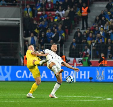 Leverkusen, Almanya - 20 Kasım 2023: Ukraynalı Oleksandr Svatok, Leverkusen 'deki Bayena Stadyumu' nda oynanan UEFA EURO 2024 ön eleme maçında İtalyan Jorginho ile top için mücadele ediyor.