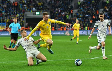 Leverkusen, Almanya - 20 Kasım 2023: Ukraynalı Viktor Tsygankov, Bayena Stadyumu 'nda oynanan UEFA 2024 ön eleme maçında İtalyan Alessandro Buongiorno ile top için mücadele etti.