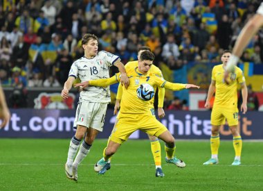 Leverkusen, Almanya - 20 Kasım 2023: Ukraynalı Georgiy Sudakov ile Leverkusen 'deki Bayena Stadyumu' nda oynanan UEFA EURO 2024 ön eleme maçında İtalya 'dan Nicolo Barella top için mücadele etti.
