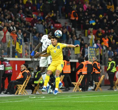 Leverkusen, Almanya - 20 Kasım 2023: İtalyan Moise Kean (L) Ukraynalı Oleksandr Tymchyk ile Leverkusen 'deki Bayarena Stadyumu' nda oynanan UEFA 2024 ön eleme maçında top için mücadele ediyor.