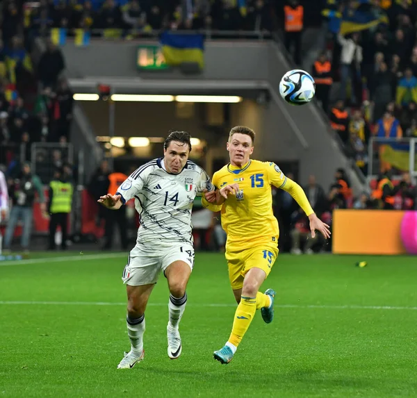 Leverkusen, Almanya - 20 Kasım 2023: İtalyan Federico Chiesa Ukraynalı Viktor Tsygankov ile Leverkusen 'deki Bayena Stadyumu' nda oynanan UEFA 2024 ön eleme maçında top için mücadele ediyor.