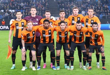 Hamburg, Almanya - 15 Şubat 2024: Shakhtar Donetsk oyuncuları, Almanya 'nın Hamburg kentinde oynanan Volkspark Stadyumu' nda Marsilya 'ya karşı oynanan UEFA Avrupa Ligi maçından önce grup fotoğrafı için poz verdiler