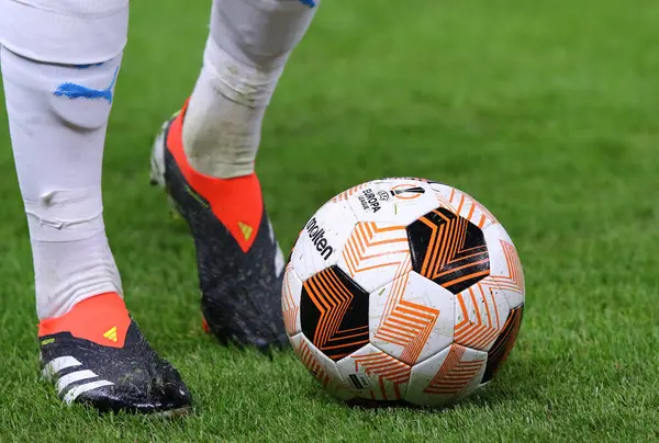 Hamburg, Almanya - 15 Şubat 2024: UEFA Avrupa Ligi 2023 / 24 sezonluk resmi maç topu UEFA Avrupa Ligi 'nin Hamburg' daki Volksparkstadion 'da oynanan Shakhtar Donetsk - Marsilya maçı sırasında çimlerde.